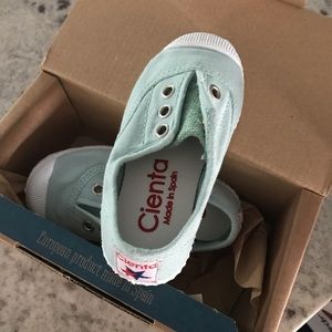 NIB Cienta shoes, size 22